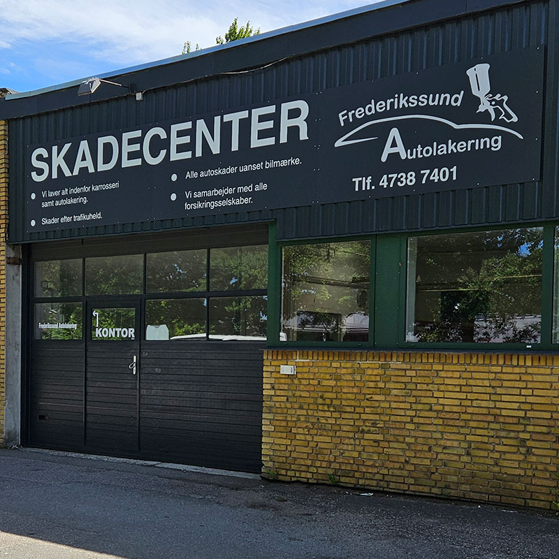 Indgang til Frederikssund Autolakering og Skadecenter, hvor kunder bliver budt velkommen til professionel hjælp med lakering og skadeservice.
