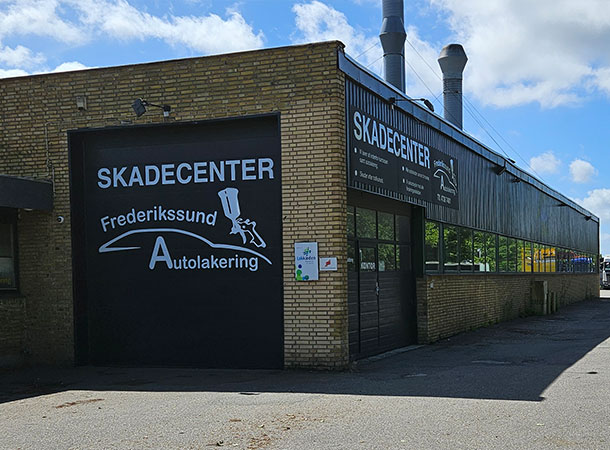 Facade og indgang til Frederikssund Autolakering og Skadecenter.