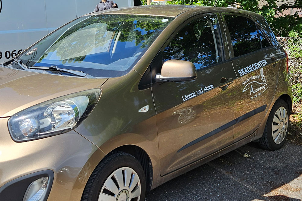 Gratis lånebil fra Frederikssund Autolakering og Skadecenter til brug under bilreparation.