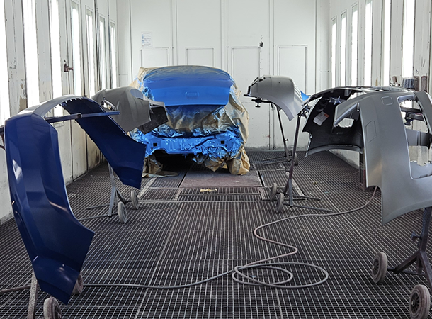 Lakeringen udføres af faglært autolakerer. Præcision og håndværk er altid i fokus.