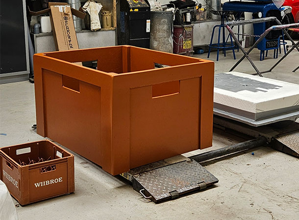 Genskabelse af en klassisk WIIBROE-ølkasse i stor skala! Lakeret med samme præcision og finish som vores øvrige opgaver.