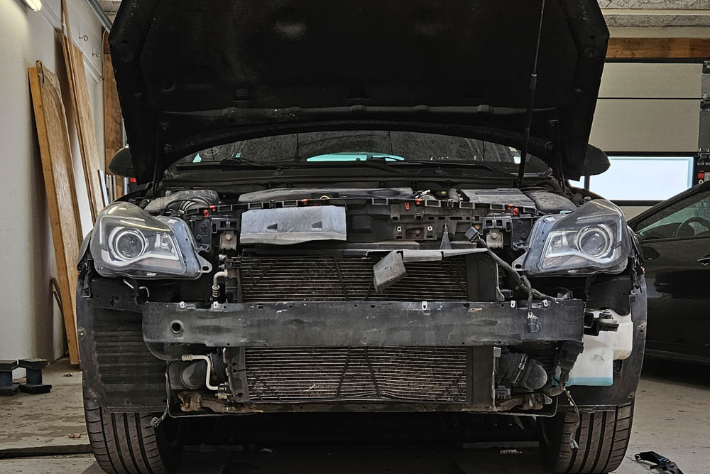 Faglært pladesmed udfører karrosseriarbejde på bil hos Frederikssund Autolakering og Skadecenter