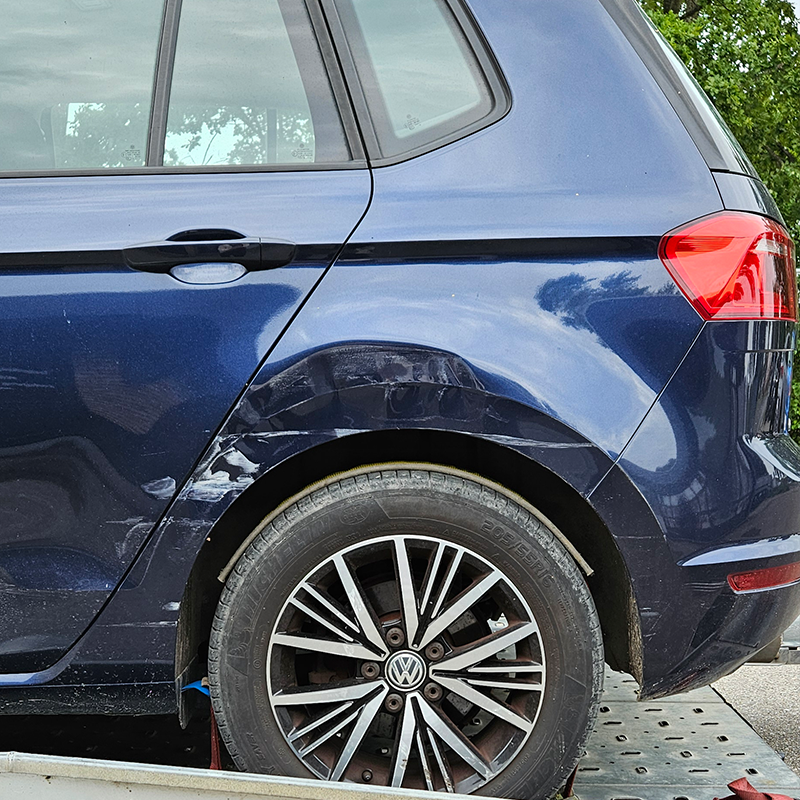 Bil med skade netop afhentet af Frederikssund Autolakering og Skadecenter, klar til at yde professionel assistance.