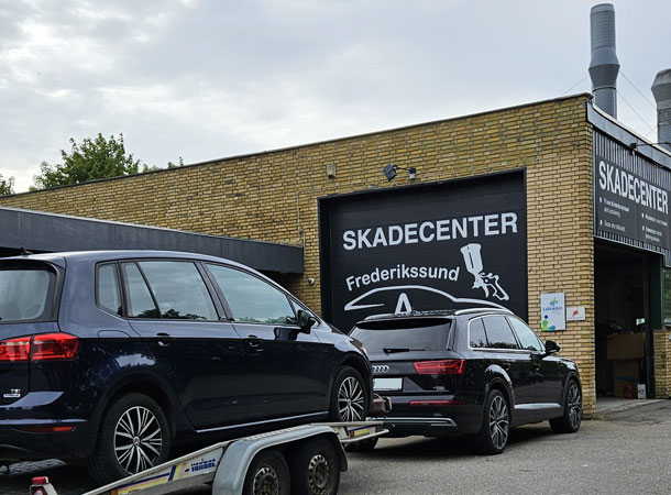 Skadet bil afhentet på trailer. Klar til reparation med hente- og bringeservice også for private kunder.